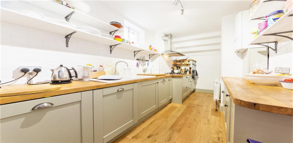 			PRIVATE GARDEN, 3 Bedroom, 3 bath, 1 reception Flat			 Christchurch Avenue, KILBURN